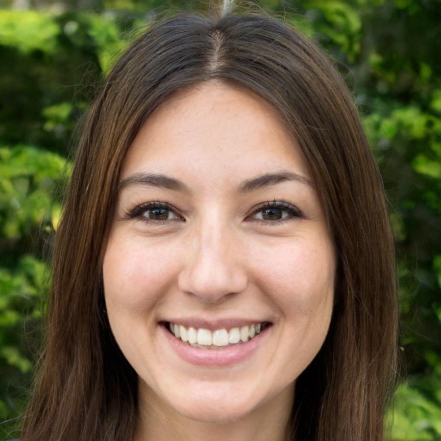 Retrato profesional de Clàudia Belmonte, experta en proyecciones financieras y gestión de riesgos presupuestarios